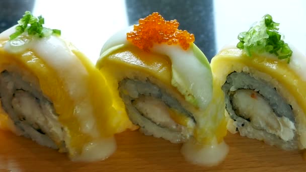 Deliciosos rollos de sushi fresco — Vídeo de stock