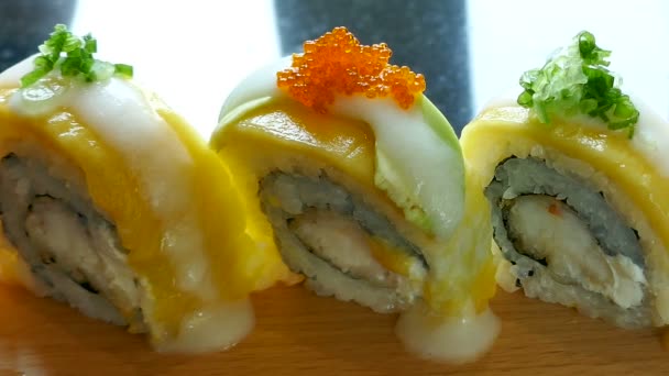 Deliziosi involtini di sushi freschi — Video Stock