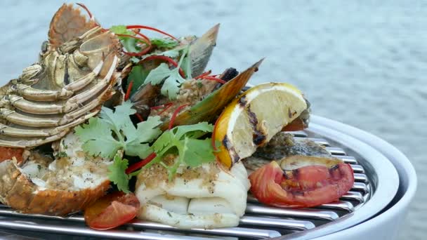 Delicious grilled seafood — Stock Video