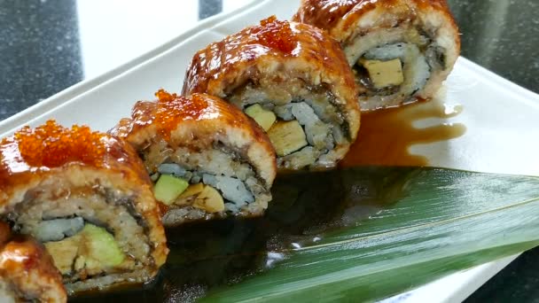 Ízletes friss sushi tekercs — Stock videók