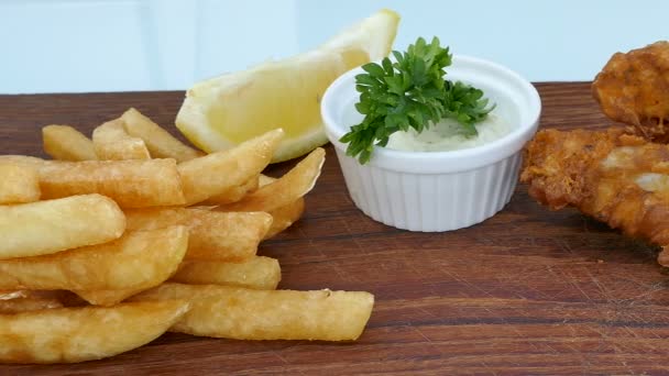 Delicioso pescado con patatas fritas — Vídeo de stock