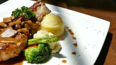 Izgara domuz pirzolası.