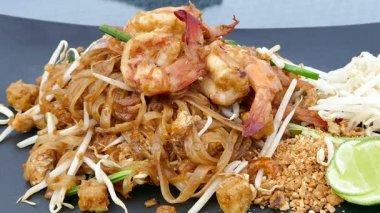 Karides ile pad Thai 