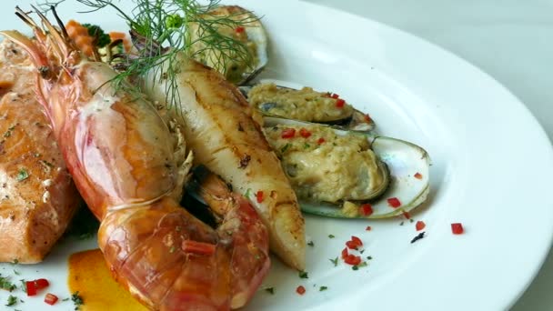 Стейк из лосося на гриле с креветками — стоковое видео