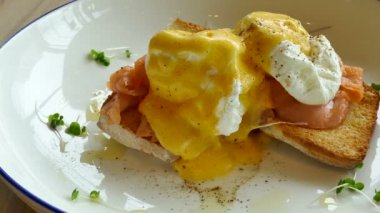 Füme somon Yumurta Benedict