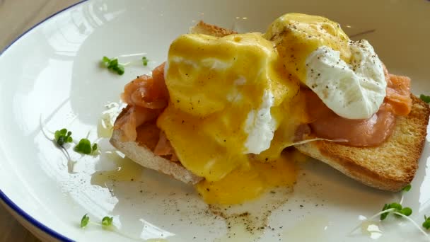 Eggs Benedict with Smoked Salmon — Stock Video