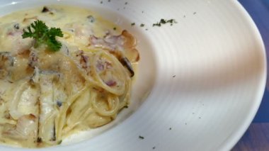 Leziz spagetti carbonara