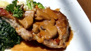 Izgara domuz pirzolası.