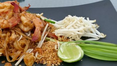 Karides ile pad Thai 