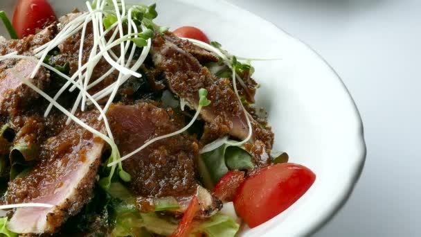 Ensalada de atún a la plancha — Vídeo de stock