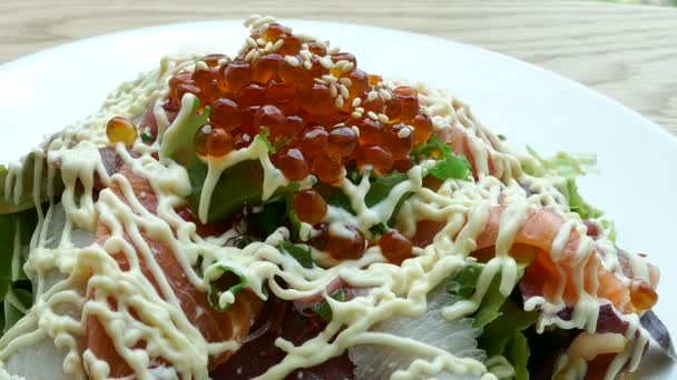 Deliziosa insalata di sashimi — Video Stock