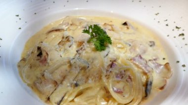 Leziz spagetti carbonara