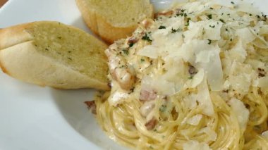 Leziz spagetti carbonara