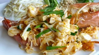 Karides ile pad Thai 