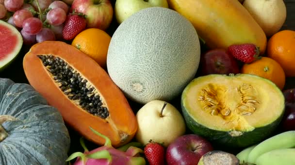 Variedad de frutas tropicales — Vídeo de stock