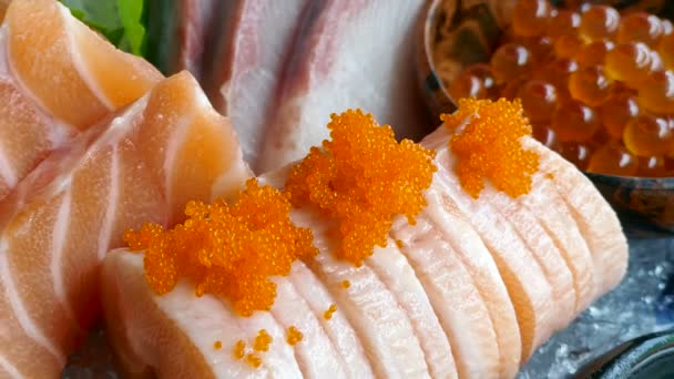 新鲜鲑鱼配红鱼子酱 — 图库视频影像