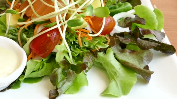 Fresh green salad — Stock Video
