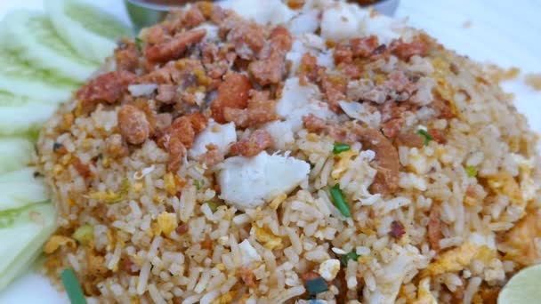 Жареный рис с крабом — стоковое видео