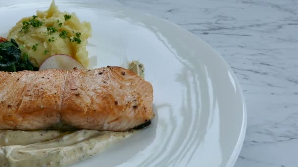 Grilled salmon steak — Stock Video