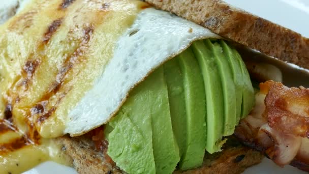 Sandwich met avocado en spek — Stockvideo