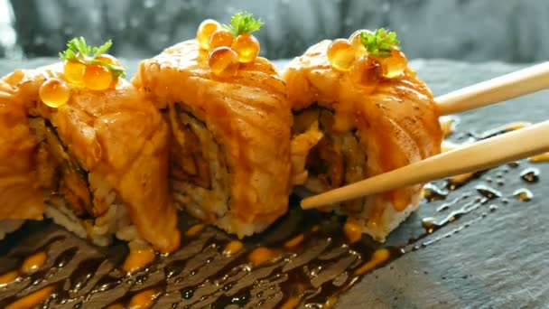 Deliciosos rolos de sushi frescos — Vídeo de Stock