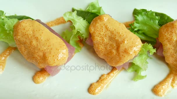Tuna rolls with caviar sauce — Stock Video