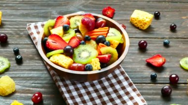 çeşitli olgunlaşmış meyve ve çilek rustik masada ahşap kase 