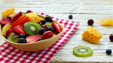 çeşitli olgunlaşmış meyve ve çilek rustik masada ahşap kase 