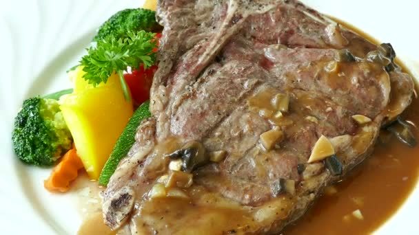 Délicieux Steak Bœuf Grillé Aux Légumes Dans Une Assiette Blanche — Video