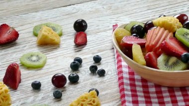 çeşitli olgunlaşmış meyve ve çilek rustik masada ahşap kase 