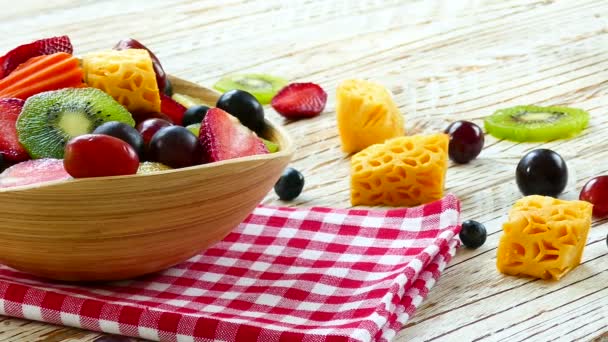 Verschiedene Reife Früchte Und Beeren Holzschale Auf Rustikalem Tisch — Stockvideo