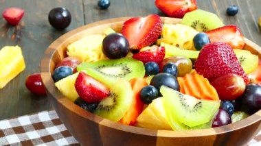 çeşitli olgunlaşmış meyve ve çilek rustik masada ahşap kase 