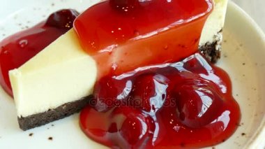 lezzetli çilek peynir pasta beyaz plaka 