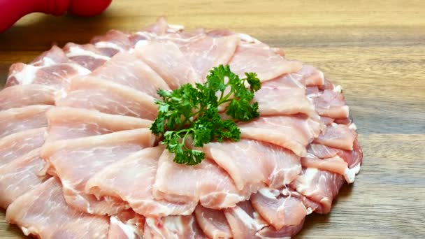 Fatias Carne Porco Crua Fresca Placa Corte Madeira — Vídeo de Stock