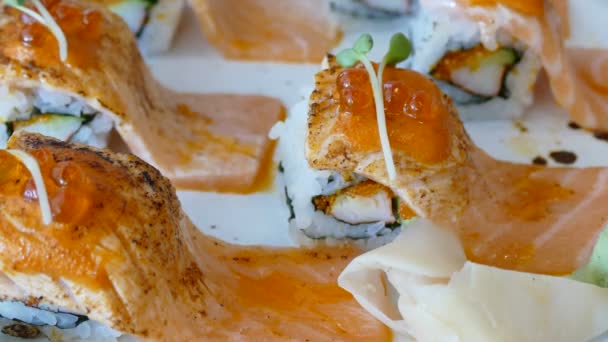 Вкусные свежие суши — стоковое видео