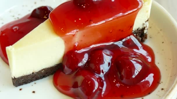 Heerlijke Aardbeien Cheesecake Witte Plaat — Stockvideo