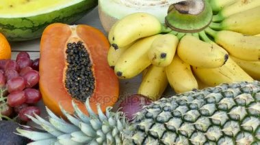 çeşitli tropikal meyveler 
