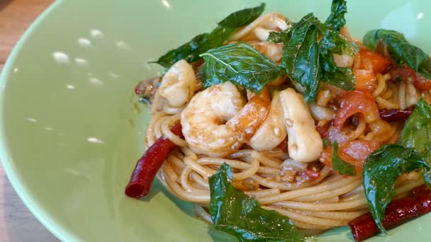 Deliciosos Espaguetis Con Gambas Picantes Plato Blanco — Vídeo de stock