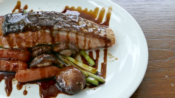 Grilled salmon steak — Stock Video