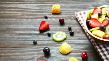 çeşitli olgunlaşmış meyve ve çilek rustik masada ahşap kase 