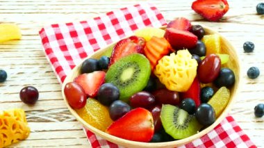 çeşitli olgunlaşmış meyve ve çilek rustik masada ahşap kase 