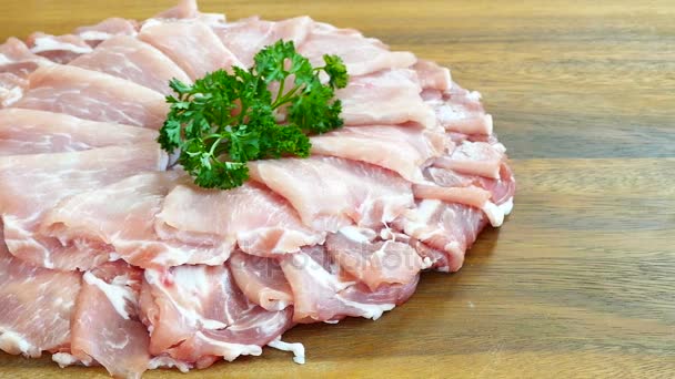 Trozos Carne Fresca Cerdo Cruda Una Tabla Cortar Madera — Vídeos de Stock