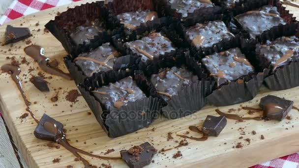 Köstliche Hausgemachte Schokolade Brownie Kuchen Auf Holz Schneidebrett — Stockvideo
