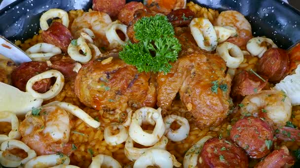 Delikate Paella mit Meeresfrüchten, traditionelle spanische Küche