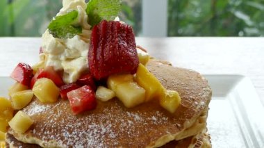 taze çilek ile Pancakes