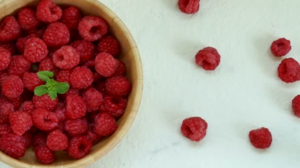 Framboise Fraîche Dans Petit Bol Bois — Video