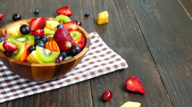 çeşitli olgunlaşmış meyve ve çilek rustik masada ahşap kase 