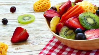 çeşitli olgunlaşmış meyve ve çilek rustik masada ahşap kase 