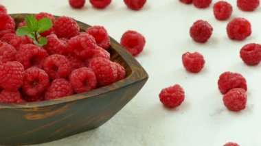 Küçük ahşap kase taze ahududu 