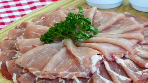 Scheiben Frisches Rohes Schweinefleisch Auf Holzschneidebrett — Stockvideo